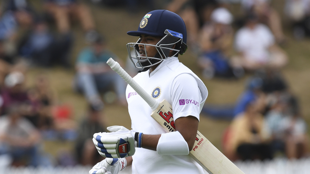 ঘরের মাঠের পাটা উইকেটে ওয়েস্ট ইন্ডিজের বিরুদ্ধে টেস্টে সাড়া জাগিয়ে অভিষেক হয়েছিল পৃথ্বীর। কিন্তু ওয়েলিংটনে দেখা গিয়েছে, ব্যাটিংয়ে অনেক উন্নতির অবকাশ রয়েছে তাঁর। বল মুভ করলে সবসময় যে মারতে যাওয়া যায় না, সেই পরিণত মানসিকতারও অভাব দেখা গিয়েছে। ফলে, শুভমন গিলকে খেলানোর চাপ বাড়ছে।