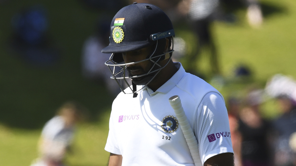 হনুমা বিহারি এতদিনে খেলে ফেলেছেন আট টেস্ট। ৩৭ গড়ে প্রায় পাঁচশো রানও হয়ে গিয়েছে। কিন্তু ওয়েলিংটনে সেই তাঁকেই নড়বড়ে দেখিয়েছে। মজার হল, ওয়েস্ট ইন্ডিজের বিরুদ্ধে দুই টেস্টের পরিসংখ্যান বাদ দিলে ছয় টেস্টে হনুমার গড় মাত্র ১৯!