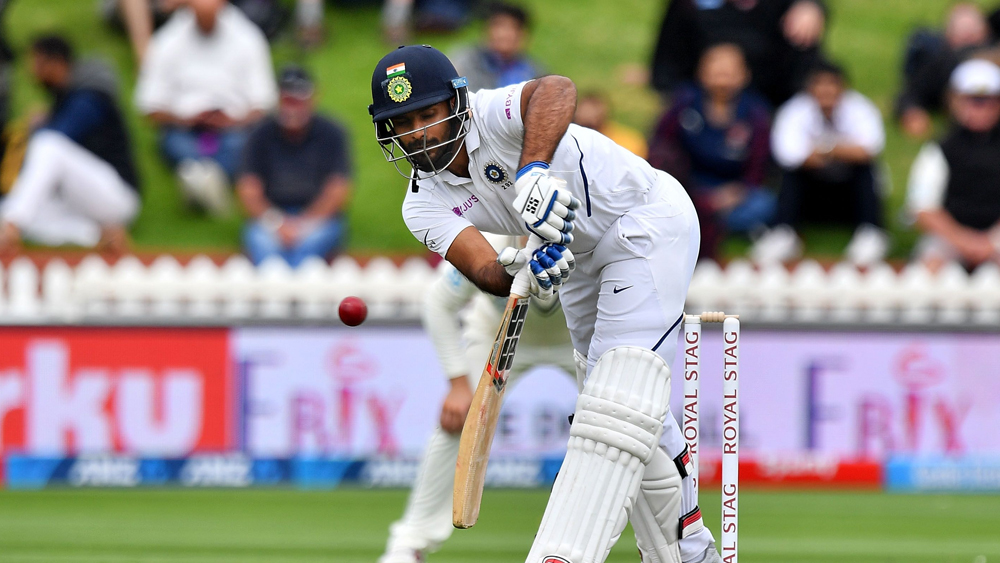 ওয়েলিংটনে দ্বিতীয় ইনিংসে হনুমা যখন ব্যাট করতে এসেছিলেন, তখন কিন্তু বল আর তেমন নড়ছিল না। ব্যাটিং তখন খুব কঠিন ছিল না। কিন্তু দলকে টানতে পারেননি তিনি। মিডল অর্ডারে লম্বা সময় ধরে খেলতে গেলে হনুমাকে এই সুযোগগুলো কাজে লাগাতে হবে। দ্বিতীয় টেস্ট তাই অগ্নিপরীক্ষা হয়ে উঠছে তাঁর সামনে।