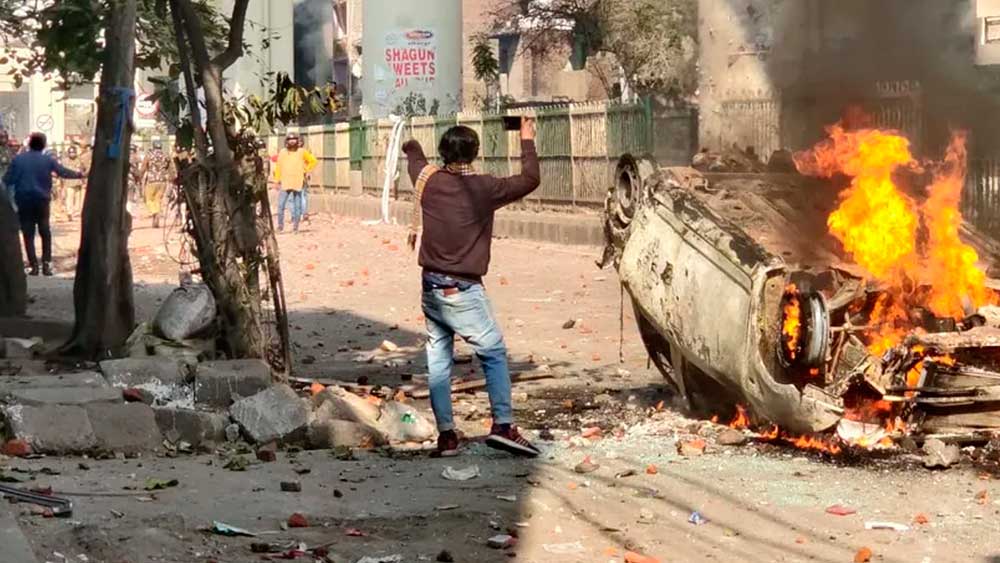 সম্প্রতি দিল্লি-হিংসা নিয়েও ভীষণ তৎপরতা দেখিয়েছেন তিনি। দিল্লির মুস্তাফাবাদে গোষ্ঠী সংঘর্ষে বহু আহত স্থানীয় ছোট্ট হাসপাতালে ভর্তি ছিলেন। পুলিশের থেকে কোনও সাহায্য না-পেয়ে মঙ্গলবার রাত সাড়ে ১২টার সময় বিচারপতি মুরলীধরের বাড়িতে যান চিকিৎসক, মানবাধিকার কর্মীরা। রাতেই তাঁদের আর্জি শুনতে রাজি হন বিচারপতি।