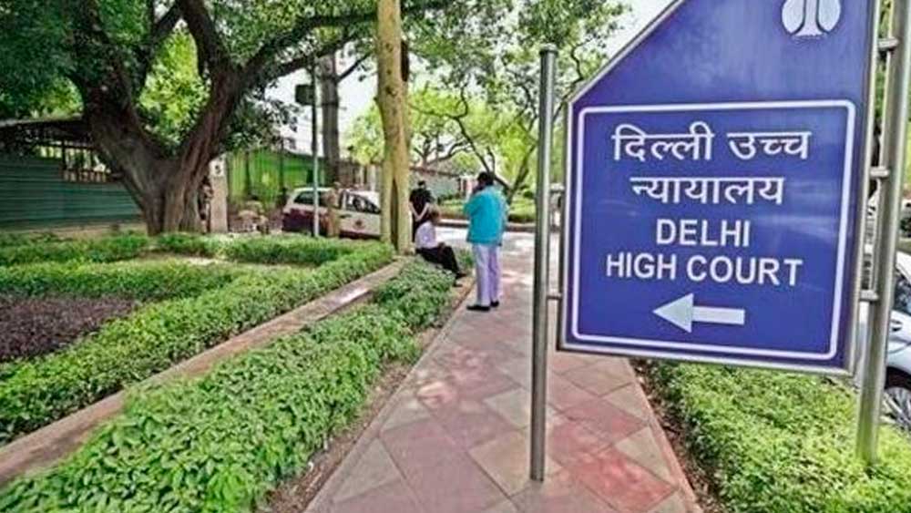 এমন একজন বিচারপতির বদলি প্রতিষ্ঠানের ক্ষতি বলে সরব হন আইনজীবীরা। কর্মবিরতি পালন করেন তাঁরা। দিল্লি হাইকোর্ট থেকে বিচারপতি মুরলীধরের বদলির প্রসঙ্গ এর আগেও দু’বার উঠেছিল। ২০১৮-র ডিসেম্বর ও ২০১৯-এর জানুয়ারিতে।