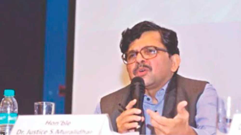 ‘ল, পভার্টি অ্যান্ড লিগাল এইড: অ্যাকসেস টু ক্রিমিনাল জাস্টিস’ নামে ২০০৪ সালের অগস্টে নিজের লেখা একটি বইও প্রকাশ করেন তিনি। প্রযুক্তি আইন এবং গোপনীয়তার অধিকার রক্ষা সংক্রান্ত বিশেষজ্ঞ উষা রামানাথন তাঁর স্ত্রী।