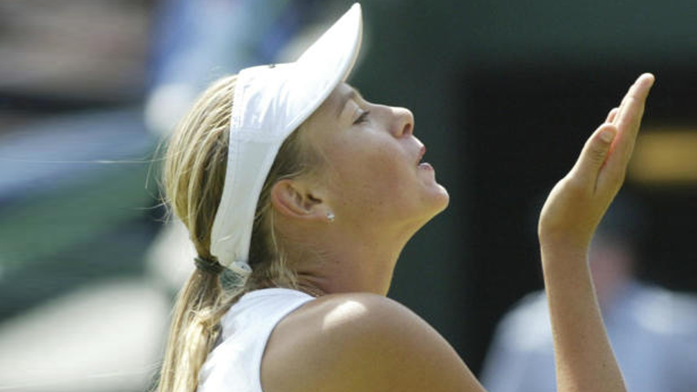 মাত্র বত্রিশ বছর বয়সে তাঁর এই সিদ্ধান্তে ভক্তরা আশাহত হবেন ঠিকই। কিন্তু টেনিস-সুন্দরী তাঁর সিদ্ধান্তে অনড়। ‘‘আমি টেনিসকে নিজের জীবন দিয়েছিলাম, টেনিসও আমাকে নতুন জীবন দেয়,’’ বিদায়বার্তায় লিখেছেন তিনি।