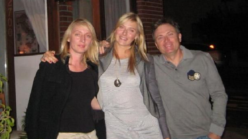 সোচিতেই জীবনে প্রথম র‌্যাকেট ধরেছিলেন মারিয়া। দিয়েছিলেন তাঁর বাবার বন্ধু আলেকজান্ডার কাফেলনিকভ। আলেকজান্ডারের ছেলে ইয়েভজেনিও বিশ্বমানের টেনিস খেলোয়াড় ছিলেন। প্রথমে বাবার সঙ্গে স্থানীয় পার্কে গিয়ে খেলেন মারিয়া। পরে মেয়ের উৎসাহ দেখে তাঁকে প্রশিক্ষক ইউরি ইউৎকিনের কাছে পাঠান মারিয়ার বাবা, ইউরি শারাপোভা। ওই বয়সে মারিয়ার হাত ও চোখের সমন্বয় মুগ্ধ করেছিল কোচ ইউরি-কে।