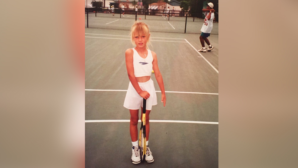 মস্কোয় এক টেনিস প্রশিক্ষণ শিবিরে মার্টিনা নাভ্রাতিলোভার চোখে পড়েন মারিয়া। তাঁর বাবাকে মার্টিনা পরামর্শ দেন মেয়েকে নিয়ে আমেরিকায় যেতে। ফ্লোরিডায় আইএমজি অ্যাকাডেমিতে মারিয়াকে পেশাদার প্রশিক্ষণ নিতে বলেন মার্টিনা।