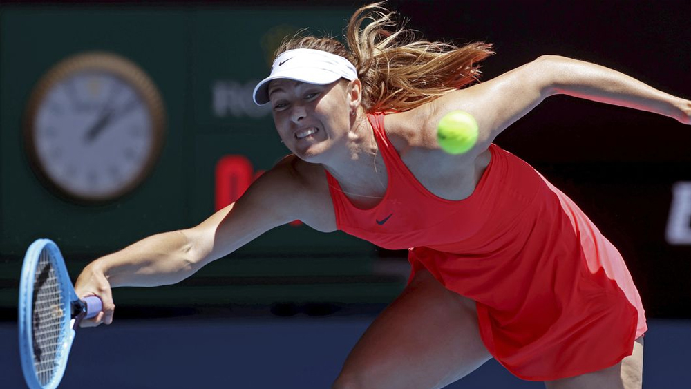 ২০০৪ সালে সদ্য সতেরোয় পা দেওয়া কিশোরীর দ্যুতিতে ঝলসে গেল টেনিস দুনিয়া। উইম্বলডন ফাইনালে সেরিনা উইলিয়ামসকে হারিয়ে শারাপোভা বুঝিয়ে দিলেন, প্রাণোচ্ছ্বল এক তরুণীর রূপান্তর ঘটছে টেনিস-রানিতে। উইম্বলডনের ইতিহাসে শারাপোভা ছিলেন তৃতীয় সর্বকনিষ্ঠ চ্যাম্পিয়ন।