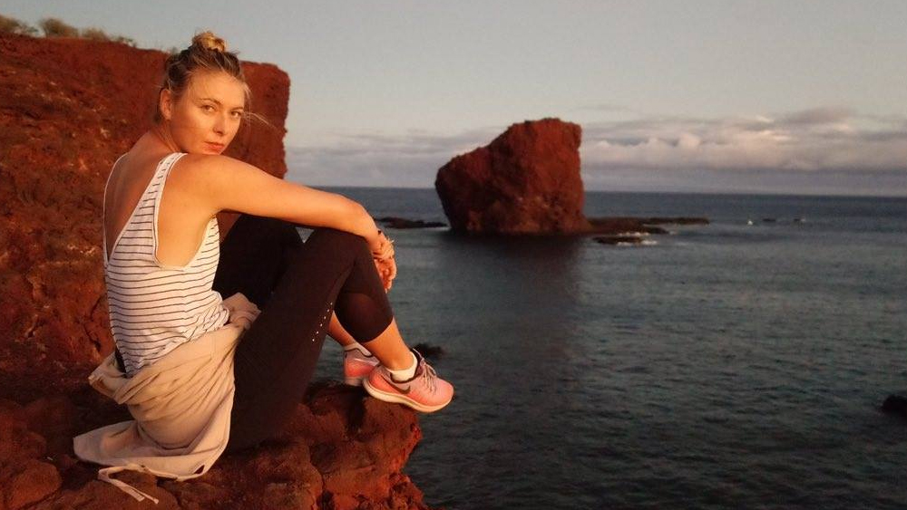 অতীতের এক নম্বর মহিলা টেনিস খেলোয়াড় মারিয়া শারাপোভা ফোর্বস পত্রিকার বিচারে টানা এগারো বছর ধরে বিশ্বের ধনীতম মহিলা অ্যাথলিটও ছিলেন। অবসরের পরে কী করবেন? মারিয়া জানিয়েছেন, এ বার সময় কাটবে পরিবার-পরিজন-আলসেমি আর কফির সঙ্গে।    (ছবি: আর্কাইভ ও ফেসবুক)