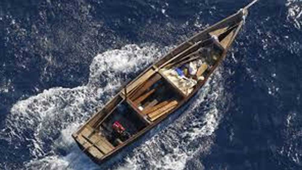 দু’বছর আগে হারিয়ে যাওয়া একটা জাহাজ হঠাৎই এসে হাজির হল আয়ারল্যান্ডে। ভেঙেচুরে গিয়েছে তার অনেকটা অংশই, ভিতরে কোনও লোকজনের চিহ্ন নেই।