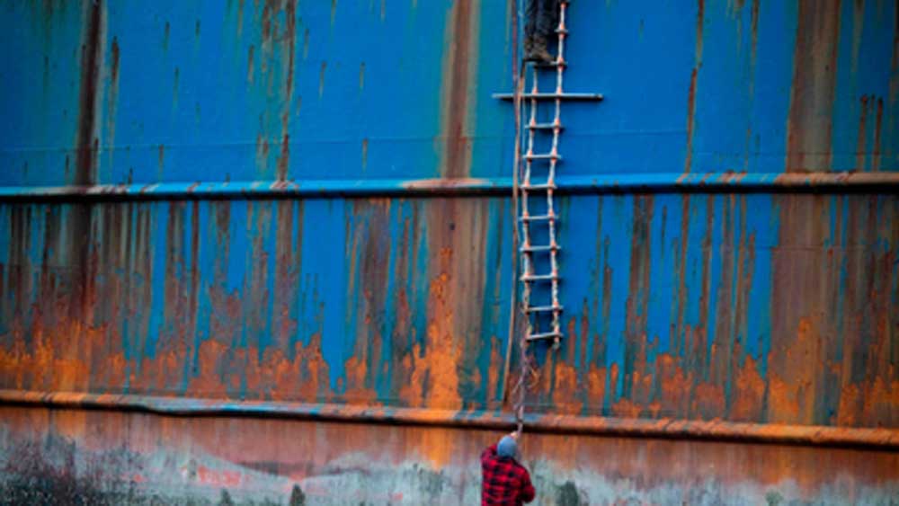 জাহাজটির নাম এমভি অল্টা। এই মুহূর্তে সেটা অবশ্য ‘গোস্ট শিপ’ বলেই সারা বিশ্বে পরিচিতি লাভ করেছে।