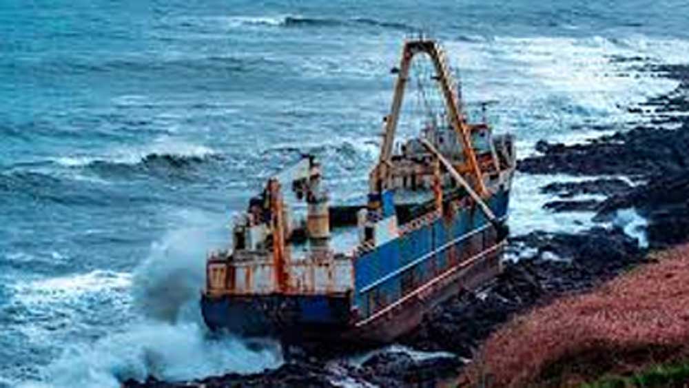 সম্প্রতি ব্রিটেন এবং আয়ারল্যান্ডের উপর দিয়ে বয়ে যাওয়া বম্ব সাইক্লোন জাহাজটাকে এক ধাক্কায় তীরে পৌঁছে দিয়েছে।