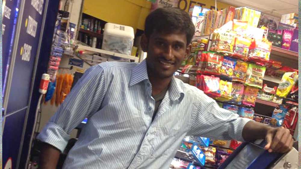 জয়াভেলের জন্ম অন্ধ্রপ্রদেশের নেল্লোরে। বাবা-মা ছিলেন কৃষক। কিন্তু ঋণের বোঝায় ডুবে থাকা পরিবার একসময় সব ছেড়ে দিয়ে চেন্নাই পাড়ি দেয়। জয়াভেলরা পাঁচ ভাই-বোন। তাঁদের বাবা ভেবেছিলেন, চেন্নাই পৌঁছে যে কোনও একটা চাকরি করবেন।