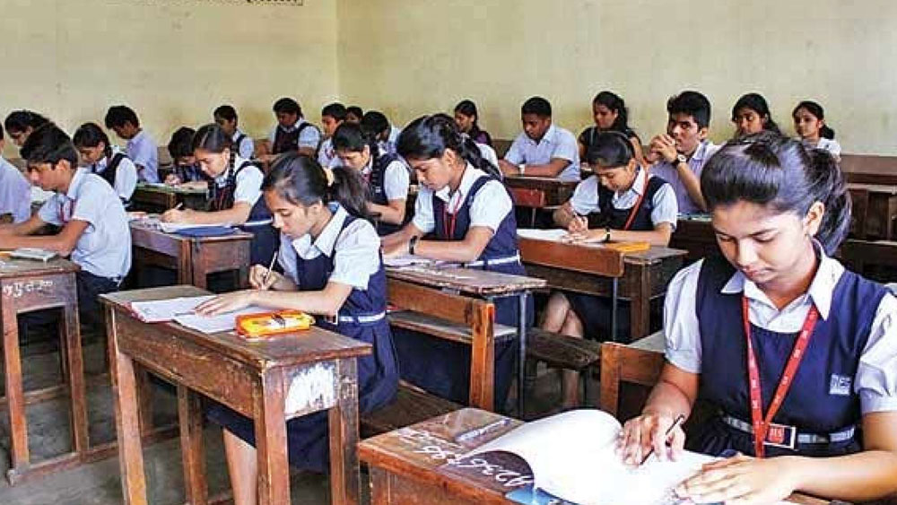 তবে পড়তে নয়, বরং পড়াতে। পেশায় হাইস্কুলের পিওন কমল এক দিন স্কুলে গিয়ে দেখেন, বেশির ভাগ শিক্ষকই সে দিন স্কুলে আসেননি। এমনিতেই কমলের স্কুলে ৪০০ জন পড়ুয়ার জন্য রয়েছেন ১৯ জন শিক্ষক। কিন্তু তাঁদের মধ্যে অঙ্কের শিক্ষক মাত্র এক জন! সে দিন তিনিও ছিলেন অনুপস্থিত।