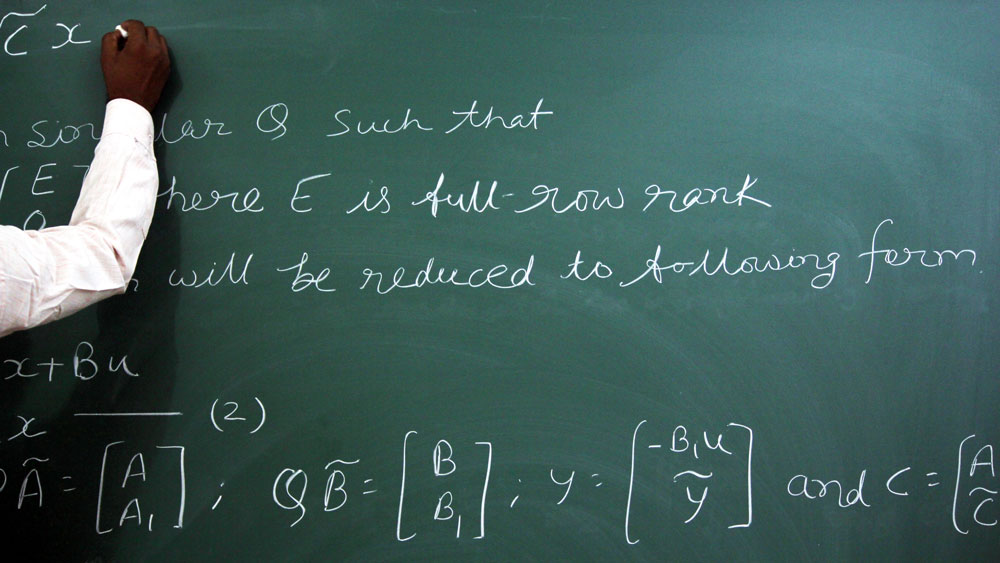 স্কুলের ছাত্রছাত্রীদের ক্লাস বন্ধ ছিল সে জন্য। বিষয়টা ভাল লাগেনি কমলের। সটান চলে যান স্কুলের প্রিন্সিপালের কাছে। জানান, নবম শ্রেণির ফিজিক্স ও অঙ্ক ক্লাস সে দিনের জন্য তিনি-ই করাতে চান।