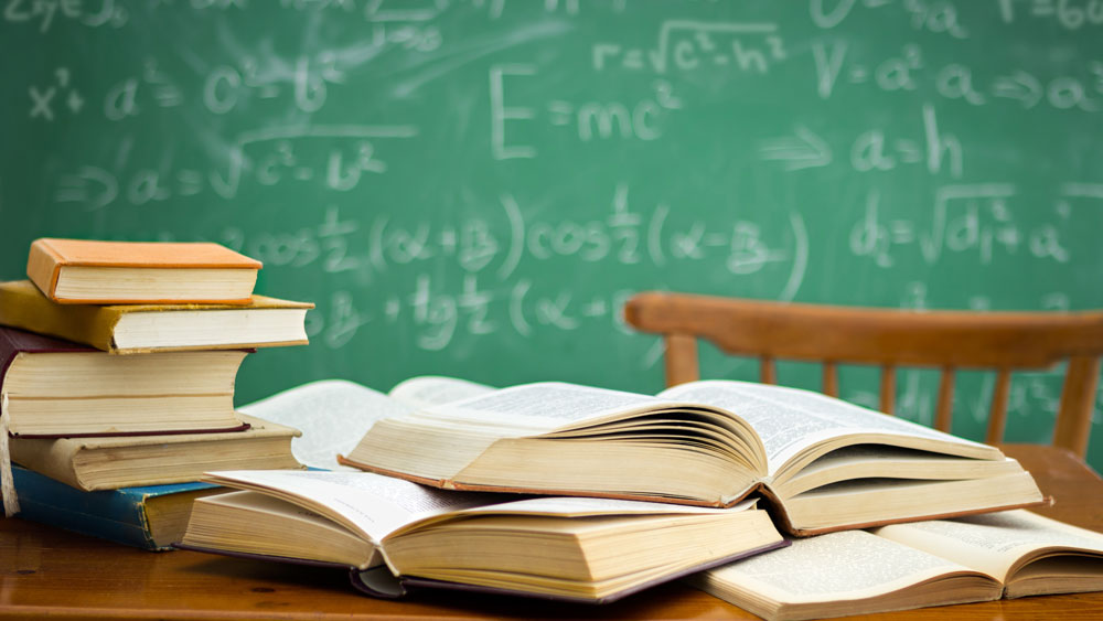 কমলের কথা শুনে ও পরিস্থিতি বিচার করে তাঁকে বাধা দেননি। পেশায় পিওন হলেও কমল যে পড়াশোনায় মেধাবী ও ফিজিক্সে এমএসসি পাস, তা জানতেন প্রিন্সিপাল। তাই কাজ চালিয়ে নিতে ভরসা করেন কমলের উপর।