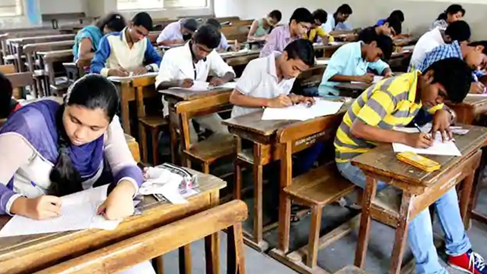 তবে চমক ছিল এর পর। নবম শ্রেণির ছাত্রছাত্রীরা ‘কমল স্যর’-এর ক্লাস করে এতই খুশি হয় যে, এ বার তারাই প্রিন্সিপালের কাছে কমল সিংহেক দিয়ে ক্লাস করানোর আবেদন জানায়।