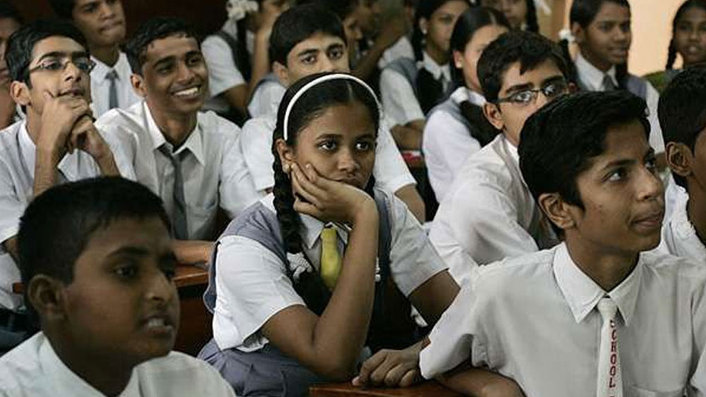 কমলকে আবার সুযোগ দেন প্রিন্সিপাল। তবে এ বার দশম শ্রেণির ক্লাসে নিজে হাজির থাকেন তিনি। কমলের পড়ানোর দক্ষতা ও বিষয়ের প্রতি জ্ঞান দেখে অবাক হয়ে যান প্রিন্সিপাল। পরের দিন থেকেই আরও অন্যান্য ক্লাসের ভারও কমলের হাতে ছাড়তে থাকেন তিনি।