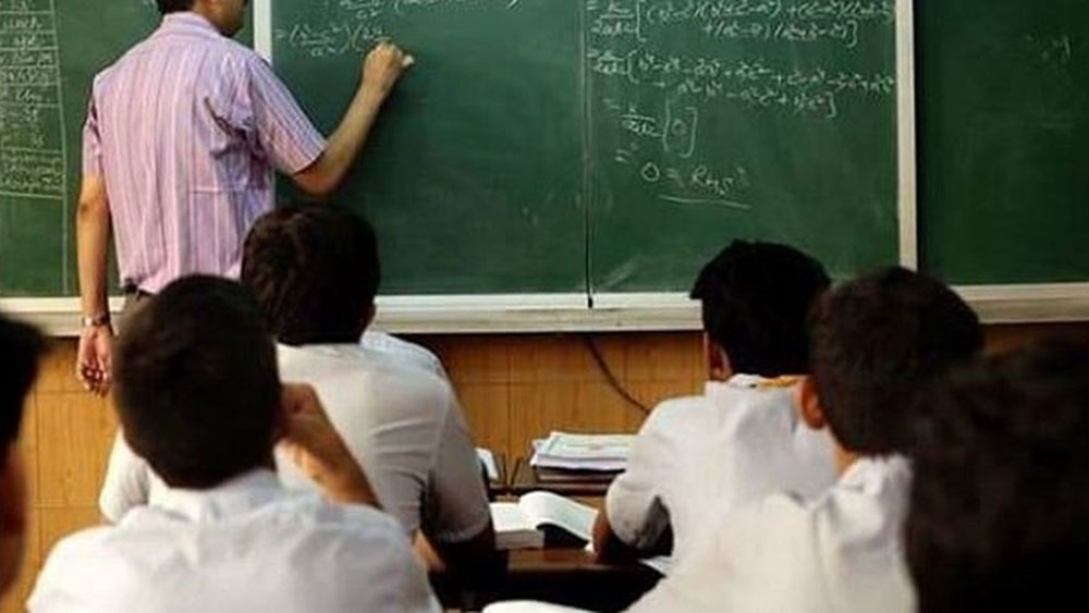 বিদ্যালয়ের একমাত্র অঙ্কের শিক্ষক কাজে যোগ দেন তার কিছু দিন পরেই।  এর আগে ভোটের কাজ, খাতা দেখা, বোর্ডের পরীক্ষার খাতা দেখার সঙ্গে একাই এক সপ্তাহে প্রায় ৫৪টা ক্লাস করাতে বাধ্য থাকতেন তিনি। কমলকে দিয়ে তার চাপ খানিকটা কমানোর চেষ্টা করেন প্রিন্সিপাল। সপ্তাহে ১৭-১৮টা ক্লাসের ভার দেওয়া হয় কমলের হাতে।