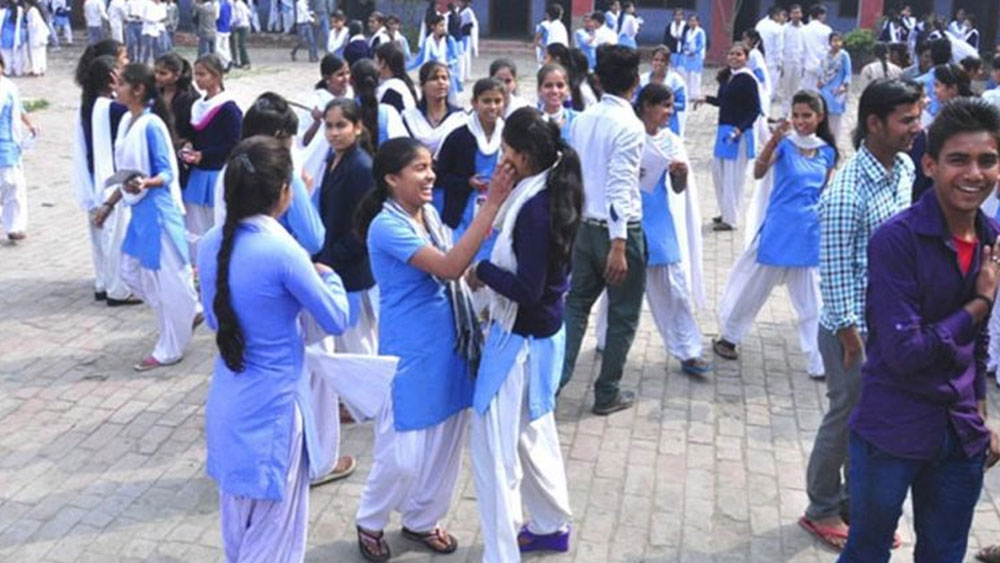 হরিয়ানায় অম্বালার কাছে মাজরি গ্রামের গভর্নমেন্ট সিনিয়র সেকেন্ডারি স্কুলের ঘটনা এটি। কমলের ক্লাস নেওয়া কি আইনবহির্ভূত? কী বলছেন সে রাজ্যের শিক্ষাবিভাগের অধিকর্তারা?