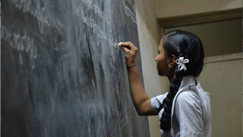 হরিয়ানার ডেপুটি ডিস্ট্রিক্ট এডুকেশন অফিসার সুধীর কালরার মতে, ‘‘কমল নিজে ফিজিক্সে পোস্টগ্র্যাজুয়েট। ফলে উঁচু ক্লাসের পড়ুয়াদের পড়ানোর যোগ্যতা আছে তাঁর। সরকারি নিয়মে নবম-দশম শ্রেণিতে পড়ানোর যোগ্যতা পোস্টগ্র্যাজুয়েট। এখানে অনেক স্কুলেই পরিকাঠামোর অভাব রয়েছে। সঙ্গে ঘাটতি রয়েছে প্রয়োজনীয় শিক্ষকেরও। তাই স্কুলের দরকারের কথা ভেবে ও মানবিকতার খাতিরেই ওঁর ক্লাস চালিয়ে নেওয়ায় আমাদের কোনও অভিযোগ নেই। তবে স্কুলটিতে যাতে আরও বেশি করে পোস্টগ্র্যাজুয়েট শিক্ষক নিয়োগ করা হয়, তার ব্যবস্থা চলছে।’’