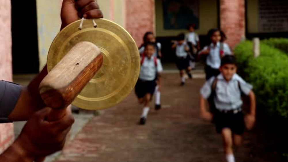 তা হলে পিওনের কাজ? সুধীরবাবুর মতে, সে কাজেও ফাঁকি দেননি কমল। সময় মেনে ঘণ্টা দেওয়া, শিক্ষকদের কাছে প্রয়োজনীয় ফাইল ও নথি পৌঁছনো, চা-জলের তদারকি সবটাই তিনি করেছেন। তবে ওঁর পড়ানোর দক্ষতা দেখে অনেক শিক্ষকই সম্ভ্রম করতে শুরু করেছেন কমলকে।