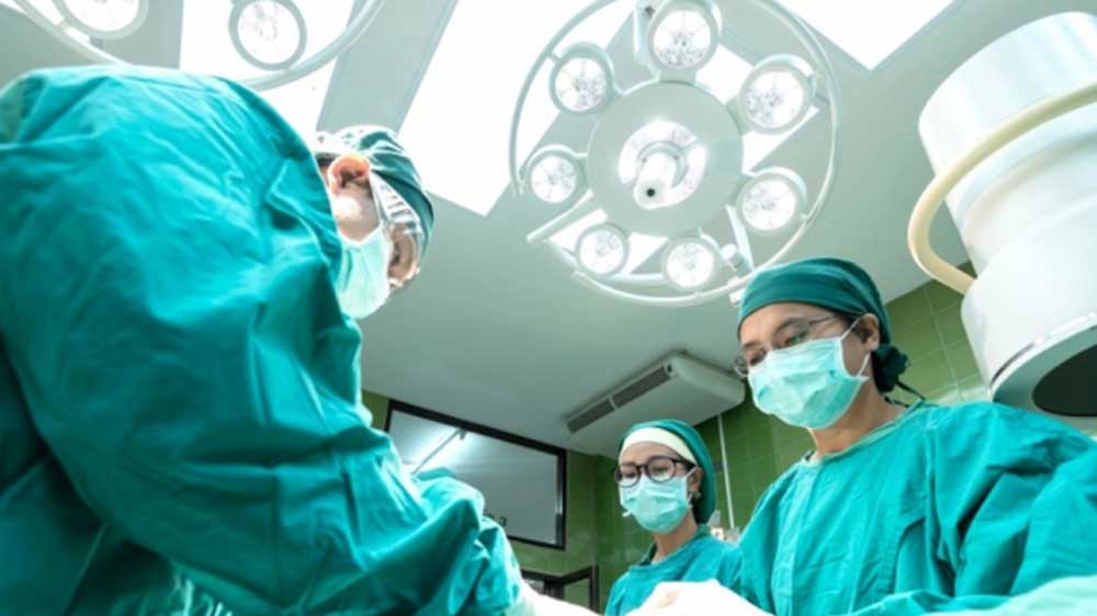 সাদার পরিবর্তে সবুজ বা নীল রঙের অ্যাপ্রন পরে থাকতে দেখা যায় চিকিৎসকদের।