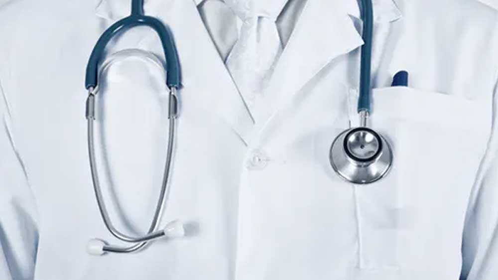 সেই অস্ত্রোপচারের সময় চিকিৎসকদের অ্যাপ্রনে রক্তের দাগ লাগবেই। যদি চিকিৎসকেরা সাদা রঙের অ্যাপ্রন পরেন, তা হলে তাতে রক্তের দাগ দেখতে খুবই খারাপ লাগে।