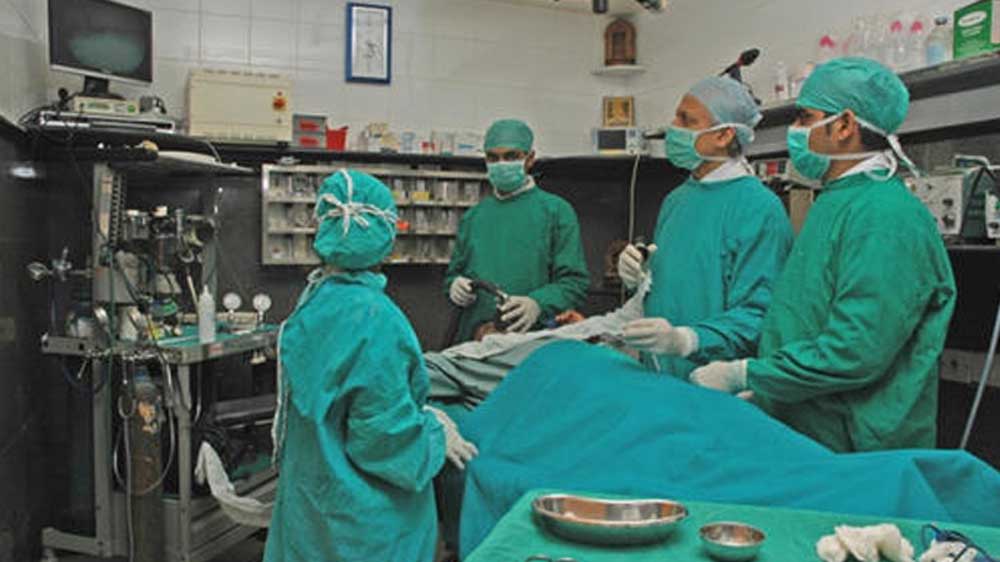 এমনকি অপারেশন টেবিলে শুয়ে থাকা রোগীও সেটা দেখে আতঙ্কিত হয়ে উঠতে পারেন।