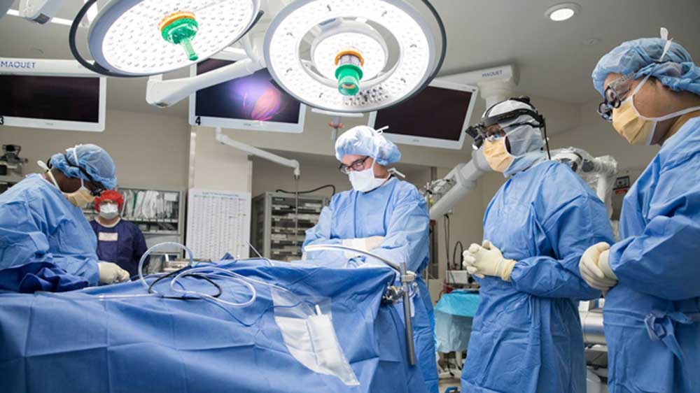 বিজ্ঞানসম্মত ভাবে, সবুজ বা নীল আসলে লালের পরিপূরক রং। সবুজ বা নীল রঙের উপর লাল রং মিশিয়ে দিলে, তা কালো হয়ে যায়।