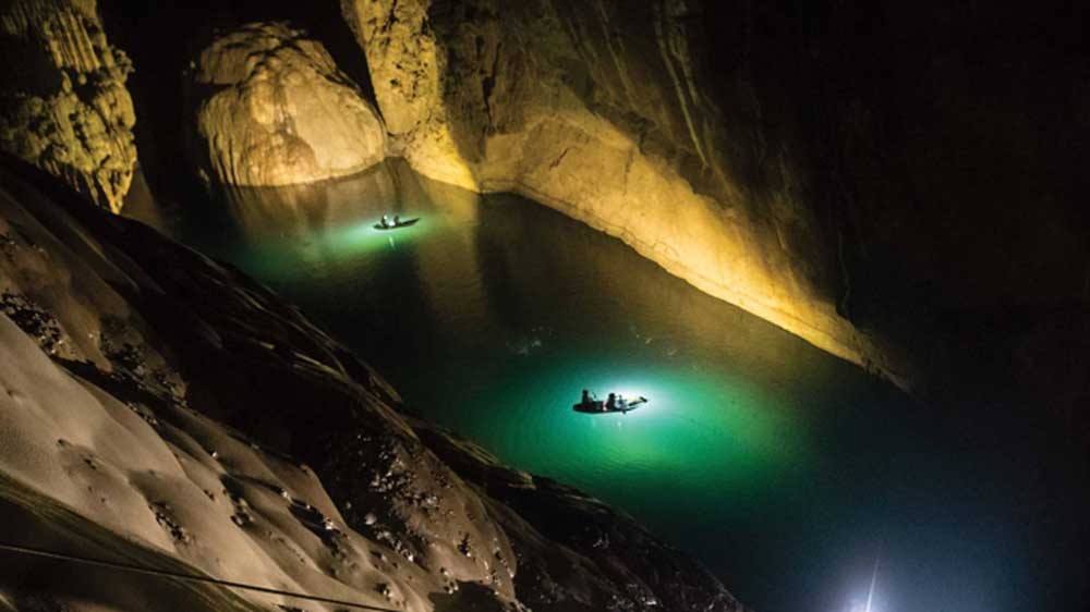 ১৯৯১ সালে প্রথম এই গুহার খোঁজ পান ভিয়েতনামের হো খানহ নামে এক ব্যক্তি। ভিয়েতনামের বো টাচ জেলায় অবস্থিত।