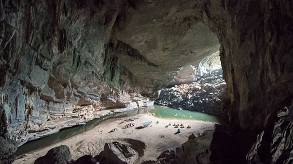 ২০০ ফুট উঁচু একটি ফ্লোস্টোন দেওয়ালের কাছে পৌঁছে তাঁদের রিসার্চ বাধাপ্রাপ্ত হয়। প্রধানত ক্যালসিয়াম কার্বনেট দিয়ে গঠিত এই দেওয়াল বরাবর জল ২০০ ফুট নীচের দিকে নামছিল।