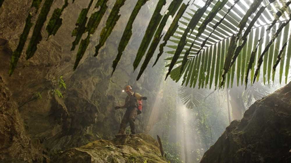 বা এতটাই বড় যে, কোনওরকম বাধা-বিপত্তি ছাড়াই একটি বোয়িং ৭৪৭ বিমান উড়ে যেতে পারে।