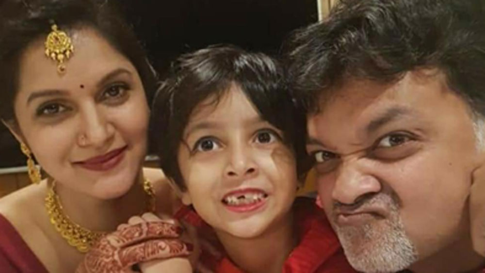 লাল জহরকোট এবং কালো পাঞ্জাবিতে সেজেছিলেন সৃজিত। আর মিথিলা পরনে ছিল লাল রঙের জামদানি শাড়ি।  সাজ বিশেষ নয়। কপালে ছোট্ট টিপ। কানে-গলায় মানানসই গয়না।