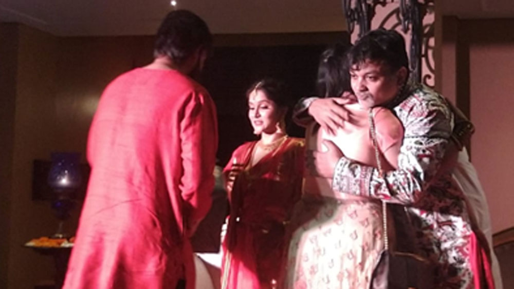 এ দিন সৃজিত-মিথিলার পোশাকের দায়িত্বভার পড়েছিল ফ্যাশন ডিজাইনার শর্বরী দত্তের উপর।