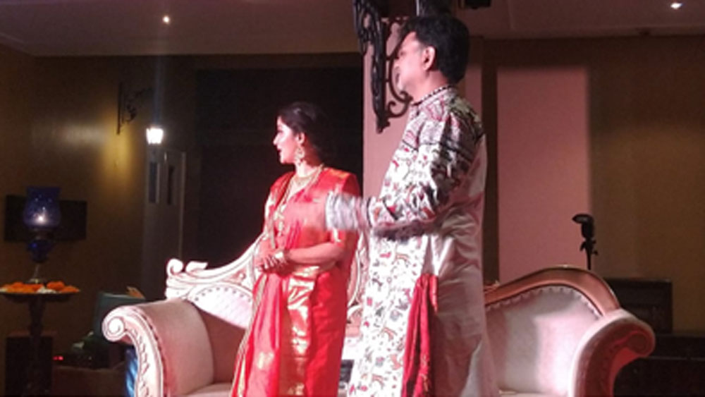 মিথিলার পরনে লাল রঙের শাড়ি। আর তার সঙ্গে মানানসই করে সৃজিত পরেছেন আচকান আর ধুতি। জামায় ঘন সুতোর কাজ।