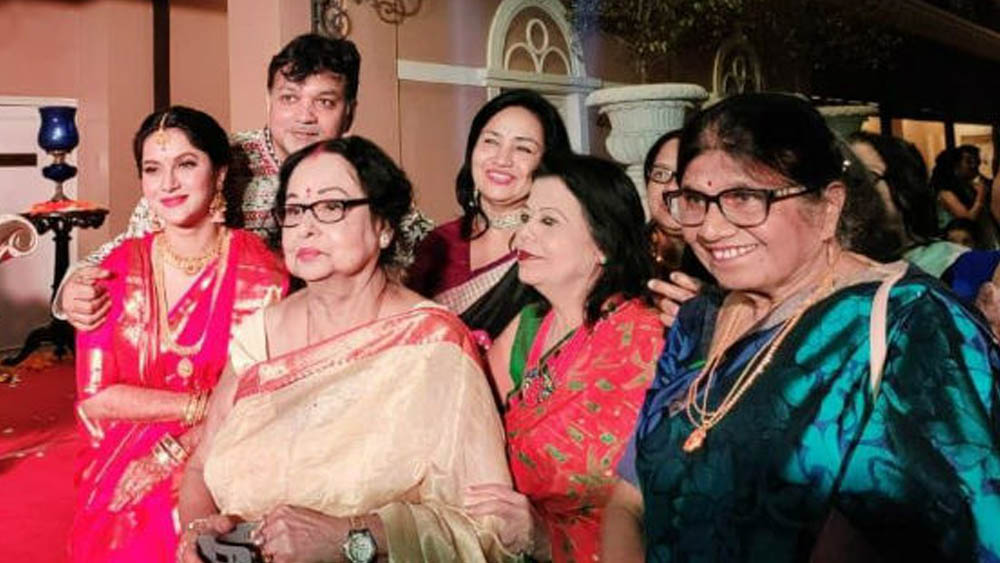 রীতিমতো চাঁদের হাট বসেছে তাঁদের রিসেপশনের অনুষ্ঠানে। সৌরসেনী মৈত্র, গার্গী রায়চৌধুরী, অর্জুন চক্রবর্তী থেকে মাধবী মুখোপাধ্যায়-কে নেই সেই অনুষ্ঠানে।