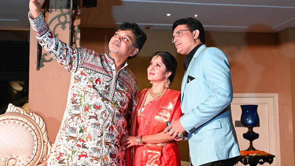 মিথিলায় বাড়ি বাংলাদেশ। মিথিলার বাপের বাড়ির তরফ থেকেও হাজির ছিলেন লোকজন। অতিথিদের তালিকায় রয়েছেন সৌরভ গঙ্গোপাধ্যায়ও।