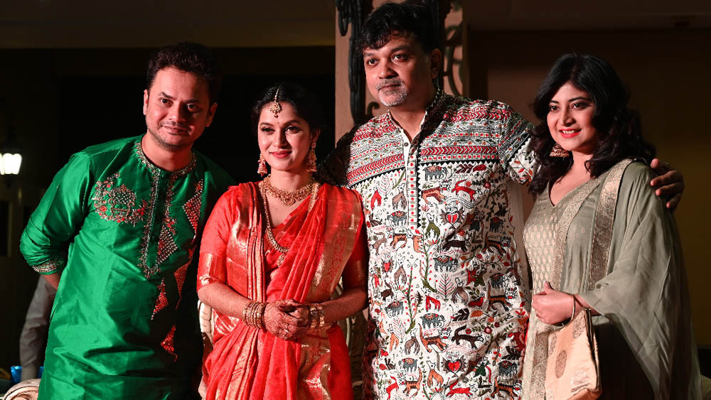 এ দিন রাহুল-সন্দীপ্তাকে একসঙ্গে পার্টিতে আসতে দেখা যায়। অন্যদিকে প্রিয়াঙ্কা পার্টিতে আসেন তথাগতের সঙ্গে।