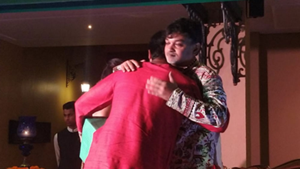 খাবারেরও এলাহি আয়োজন। কী নেই সেখানে?  ডাল মাখানি, পনির মাখানি, চিংড়ি মালাইকারি, ঠাকুরবাড়ির কষা মাংস- সহ আরও অনেক কিছু। সঙ্গে মিষ্টি দই, নলেন গুড়ের কাঁচাগোল্লা।