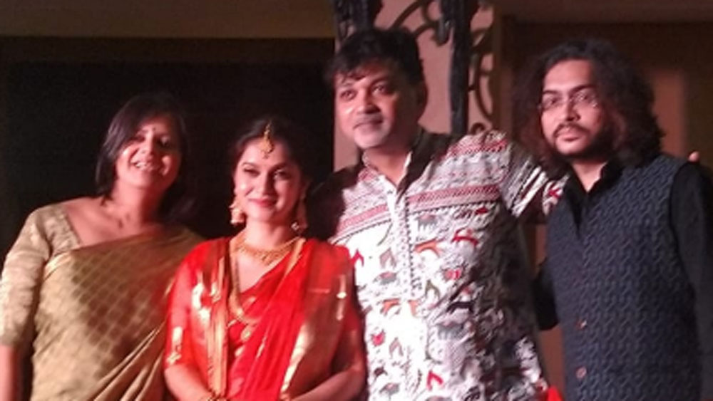 মিথিলা-সৃজিতের আলাপ বেশ কয়েক বছরের। বন্ধুত্ব দিয়ে শুরু। ধীরে ধীরে গাঢ় হয়েছে প্রেম। বেশ কিছু মাস ধরেই তাঁদের বিয়ে নিয়ে ইন্ডাস্ট্রিতে নানা গুঞ্জন শোনা যাচ্ছিল।