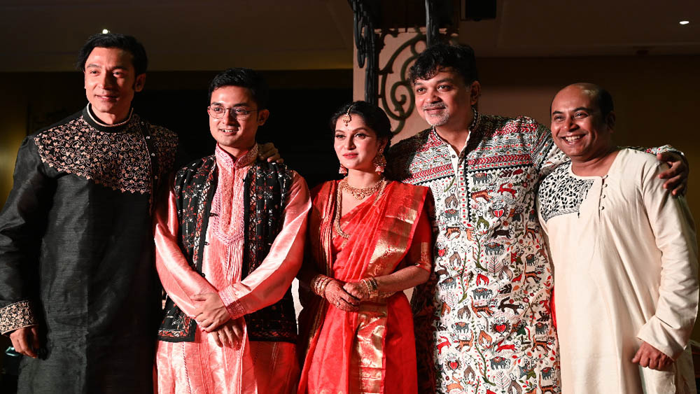 বিয়ের পরদিনই মিয়াঁ-বিবি মধুচন্দ্রিমার উদ্দেশে পাড়ি দিয়েছিলেন সুদূর সুইৎজারল্যান্ডে।