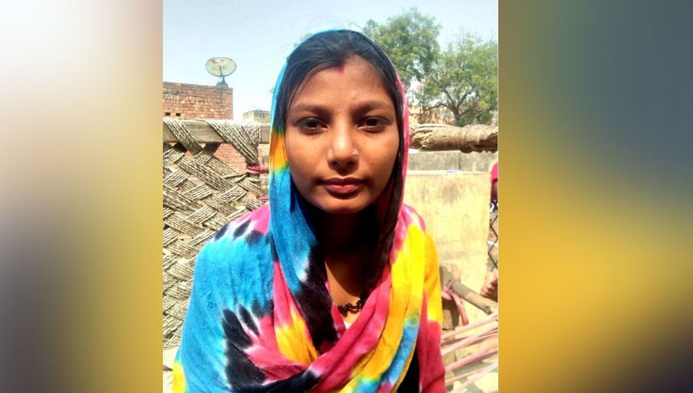 দিল্লির দক্ষিণপুরী এলাকায় বেড়ে ওঠেন কোমল হাদালা। দেশের রাজধানীতে বড় হয়েছেন, বাড়িতে শৌচাগারও ছিল, তাই গ্রামাঞ্চলের সমস্যার কথা কখনও সে ভাবে অনুভব করেননি।