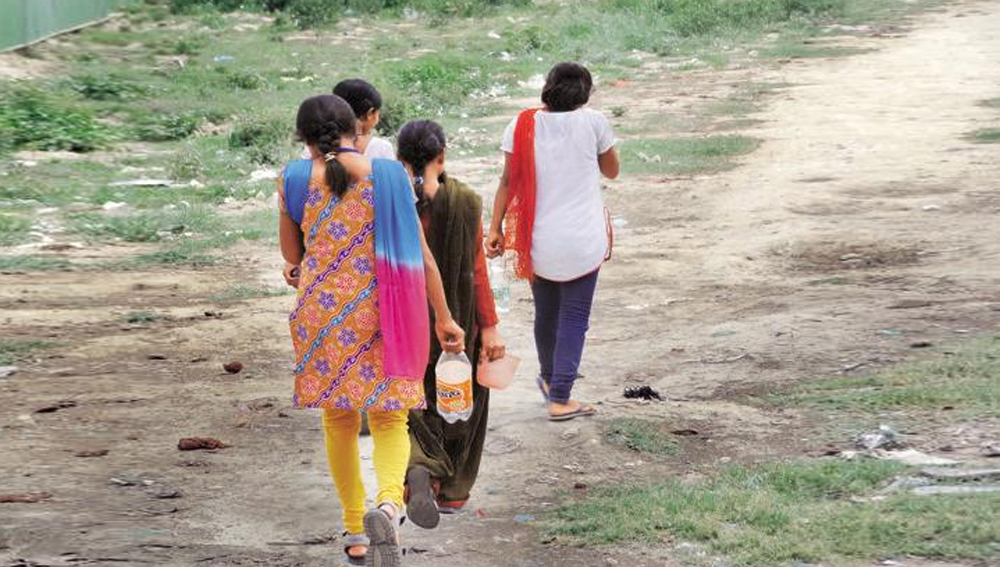 নতুন বিয়ে হয়েছে, তাই প্রথম প্রথম এ নিয়ে কিছু বলতে পারেননি কোমল। শৌচকর্ম সারতে বাকিদের সঙ্গে তিনিও মুখবুঁজে মাঠেঘাটেই যেতে শুরু করেন।