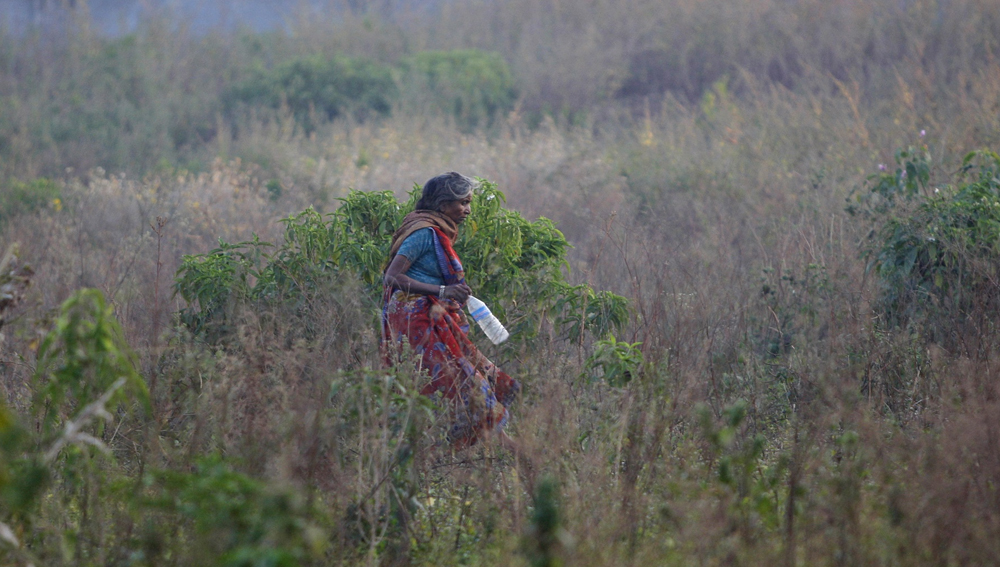 কিন্তু একটা সময় ধৈর্যের বাঁধ ভাঙে তাঁর। এ ভাবে মাঠেঘাটে যাওয়া সম্ভব নয় বলে বাড়িতে জানিয়ে দেন তিনি। নিজের সমস্যার কথা শ্বশুরবাড়ির লোকজনকে জানান কোমল। কিন্তু বাড়ির উঠোনে শৌচাগার নির্মাণে রাজি ছিল না শ্বশুরবাড়ির লোকজন।