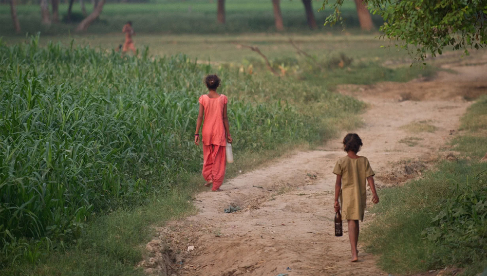 কোমলও হাল ছাড়ার পাত্রী নন। তাই কোমর বেঁধে নেমে পড়েন। মাঠেঘাটে গেলে কত রকমের অসুখ হতে পারে, স্বামী-শাশুড়িকে বোঝাতে শুরু করেন। দীর্ঘ প্রচেষ্টার পর তাতে সফল হন কোমল। শেষমেশ বাড়িতে শৌচাগার তৈরি হয়।