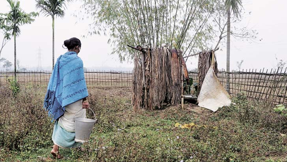 তবে শুধু নিজের বাড়িতে শৌচাগার বানিয়েই থামেননি কোমল। গ্রামের লোকের মধ্যেও যাতে সচেতনতা তৈরি হয়, সেই উদ্যোগ নেন তিনি। সেই মতো গ্রামের মহিলাদের নিয়ে পঞ্চায়েত প্রধানের কাছে হত্যে দিতে শুরু করেন। ঘরে ঘরে শৌচাগারের দাবিতে বিশেষ কমিটি গঠন করেন।