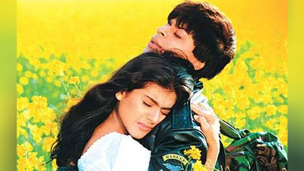 দিলওয়ালে দুলহনিয়া লে জায়েঙ্গে: সুইজারল্যান্ডের কথা যখন হচ্ছেই, তখন কিং খানের ব্লকবাস্টার ‘ডিডিএলজে’-ই বা বাদ থাকে কী করে? সেই যে সর্ষে খেতের মধ্যে দিয়ে দৌড়ে যাচ্ছেন শাহরুখ-কাজল। কুমার শানুর গলায় সেই না পুরনো হওয়া গান- ‘তুঝে দেখা তো ইয়ে জানা সনম’...