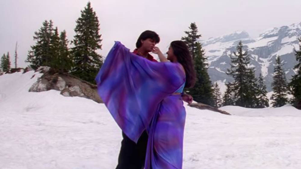 গানের শেষ দৃশ্যগুলো একটু মনে করুন, সিফন শাড়ি পরে শাহরুখকে জড়িয়ে রয়েছেন কাজল। রাস্তাঘাট, দূরে পাহাড় ঢেকে রয়েছে সাদা বরফে। কাজলের কি ঠান্ডা লাগে না?