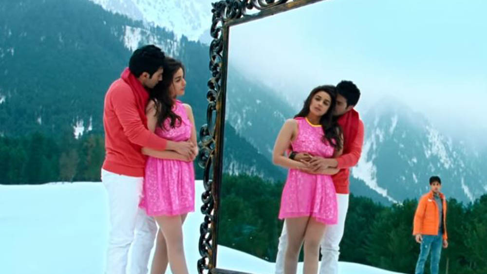 বরুণ লাল জ্যাকেটে, সিদ্ধার্থ পরেছেন কমলা জ্যাকেট। আর আলিয়া? ‘লিটল পিঙ্ক ড্রেস’। উন্মুক্ত তাঁর শরীরের একাংশ। বরফ ঢাকা পাহাড়ে হেসে হেসে, কখনও বরুণকে জড়িয়ে শট দিতে হয়েছে তাঁকে। আলিয়া অসুস্থ হয়ে পড়েছিলেন এই ছবির শুটিংয়ে। হট ওয়াটার ব্যাগ আর কম্বলে জড়িয়ে রেখে কোনওরকমে সুস্থ করা হয়েছিল তাঁকে।