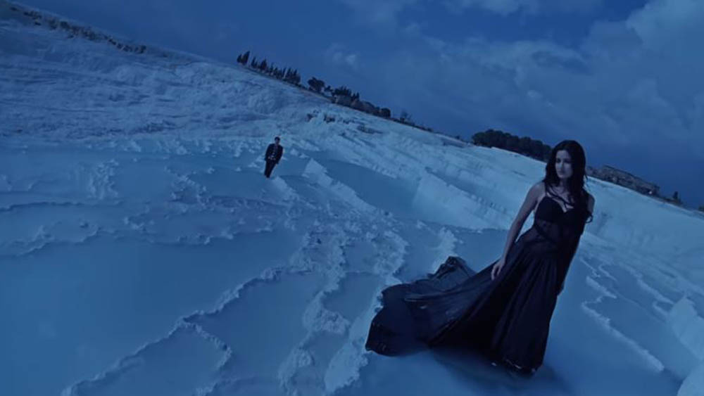 আজব প্রেম কি গজব কাহানি: প্রথম বার একসঙ্গে স্ক্রিন শেয়ার করেছিলেন রণবীর-ক্যাটরিনা। আতিফের গলায় ‘তু জানে না’...ইউথ অ্যানথেম হয়ে গিয়েছিল। ছবির শুটিং দৃশ্য মনে করুন একটু। চারিদিকে সারি সারি বরফ। এরই মধ্যে কালো গাউনে ক্যাটরিনা। এখানেও সেই চিরাচরিত অঙ্গ প্রদর্শন। চিত্রটা একই।