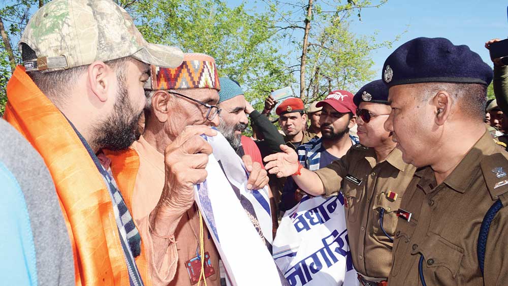 বাধা: দিল্লি থেকে আসা প্রতিনিধিদের আটকে দিল অসম পুলিশ। শুক্রবার বাংলা-অসম সীমানায়। ছবি: নারায়ণ দে